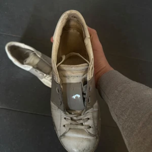 Vita sneakers med grå detalj - Valentino open