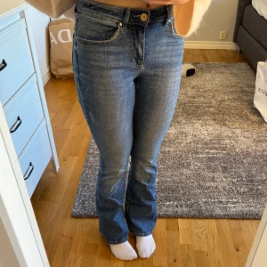 Jeans med slitningar - Snygga bootcutjeans från vero Moda med slitningar. Dom är i storlek S/32 och i mycket gott skick 🫶🏻