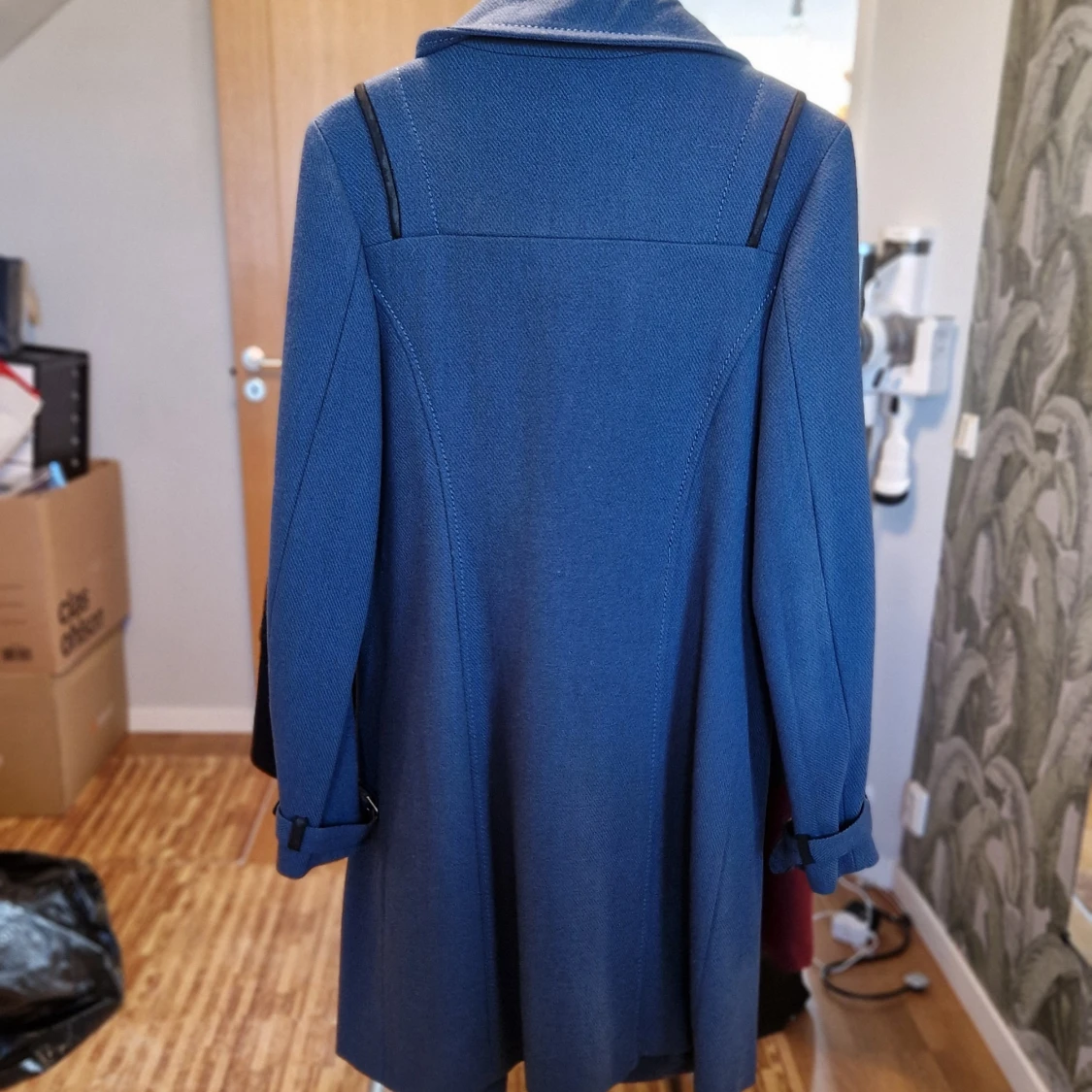 Blå kappa med knappar - 1