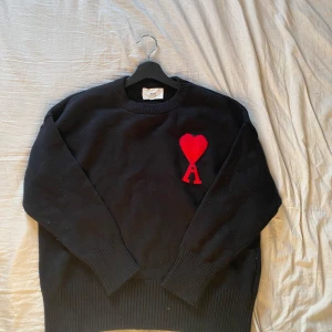 Ami Paris tröja  - Fet och efterfrågad ami Paris tröja i storlek s som är i nyskick och passar perfekt nu till våren och pris går att diskutera och skickar samma dag 