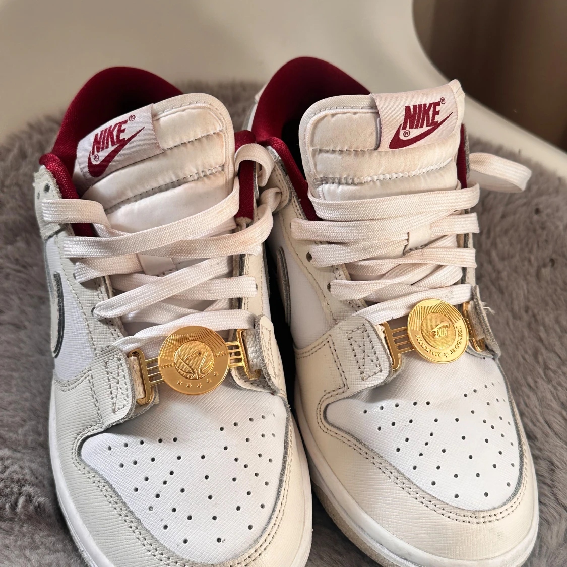 Vita och röda Nike sneakers - 3
