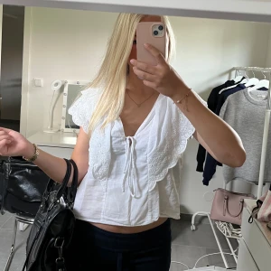 Jätte fin Zara blus  - Säljer denna super fina blus från Zara. Använd fåtal gånger, bra skick. Storlek S säljer för 300kr