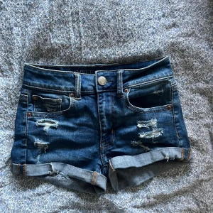 Jeansshorts - Jättesnygga jeansshorts från American Eagle, står ingen storlek men skulle säga att de är XS☺️ 
