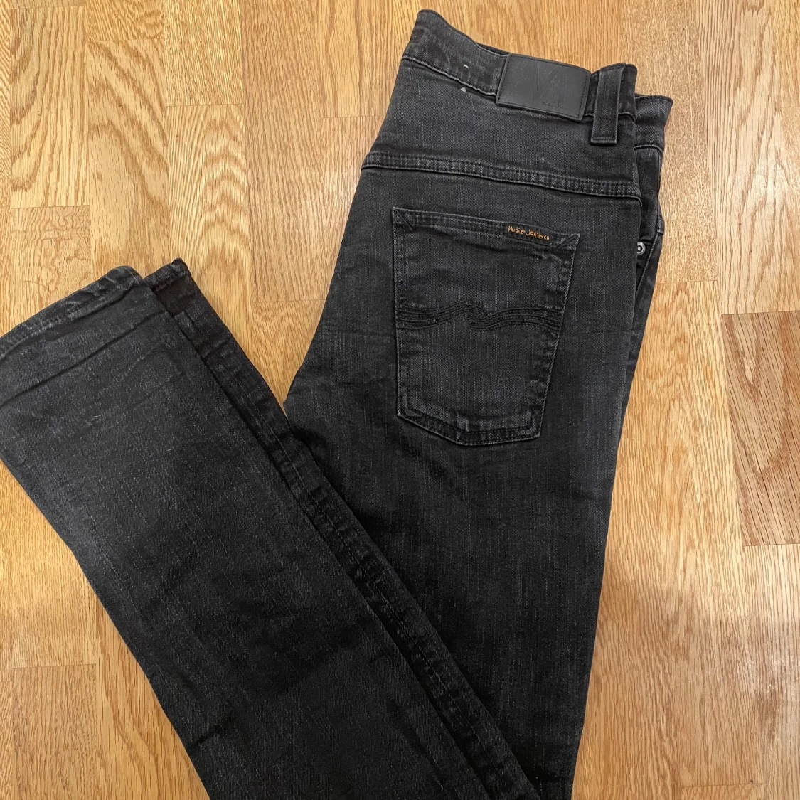Svarta Nudie Jeans