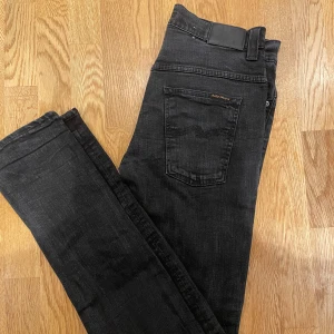 Svarta Nudie Jeans - Snygga svarta jeans från Nudie Jeans. Storlek 33:34 men passar mer som 32:34. Bra skick och inga skador som hål o slitningar. Skriv gärna om intresserad.
