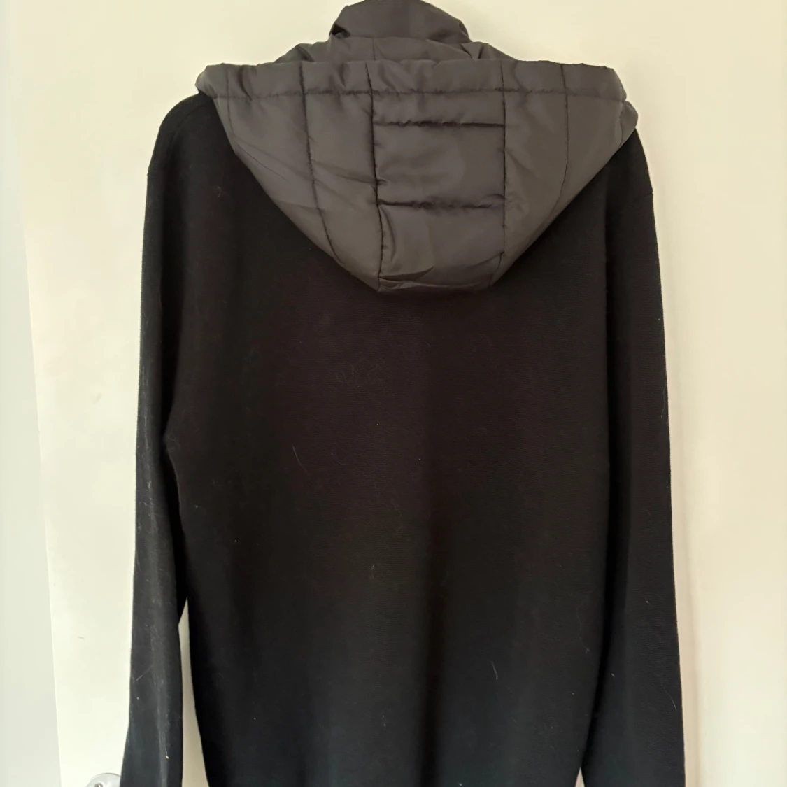 Svart jacka med huva - 1