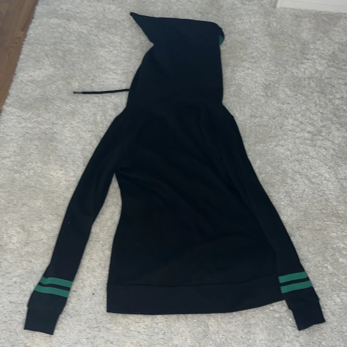 Svart hoodie med gröna detaljer - 1