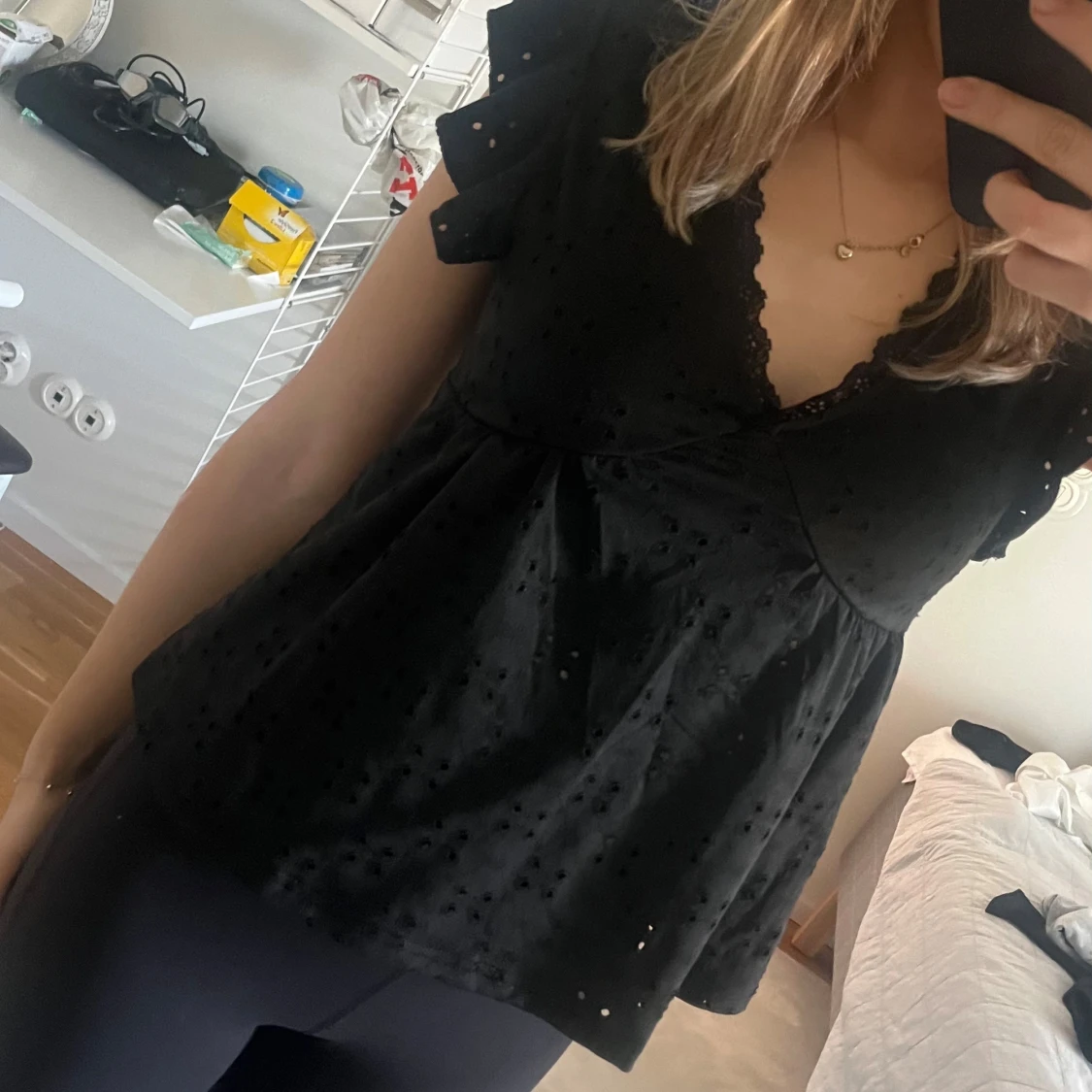 Svart blus med spetsdetaljer - 2