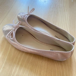 Guld glittriga ballerina skor - Så söta ballerina skor som är perfekta nu till vår och sommar🩷 storlek 39 men passar också 40💕väldigt bra skick, sko låda ingår🫶