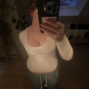 Vit långärmad topp - Säljer min helt nya topp med lång ärm. Aldrig använd jätteskönt material gjort av bomull och den är elastisk 
