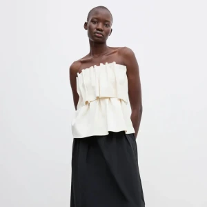 Dagmar sculpted tube top - Superfin topp från Dagmar i strl 32! 💕 Oanvänd, men lappar borttagna. Materialet är strechigt. Nypris 3000 kr.