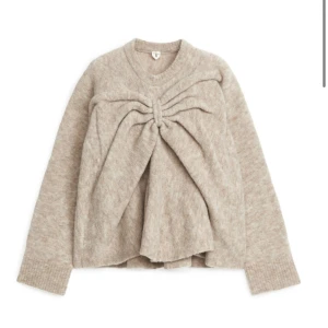 Beige stickad tröja med rosett - Snygg beige stickad tröja med rosett fram till!!!💕