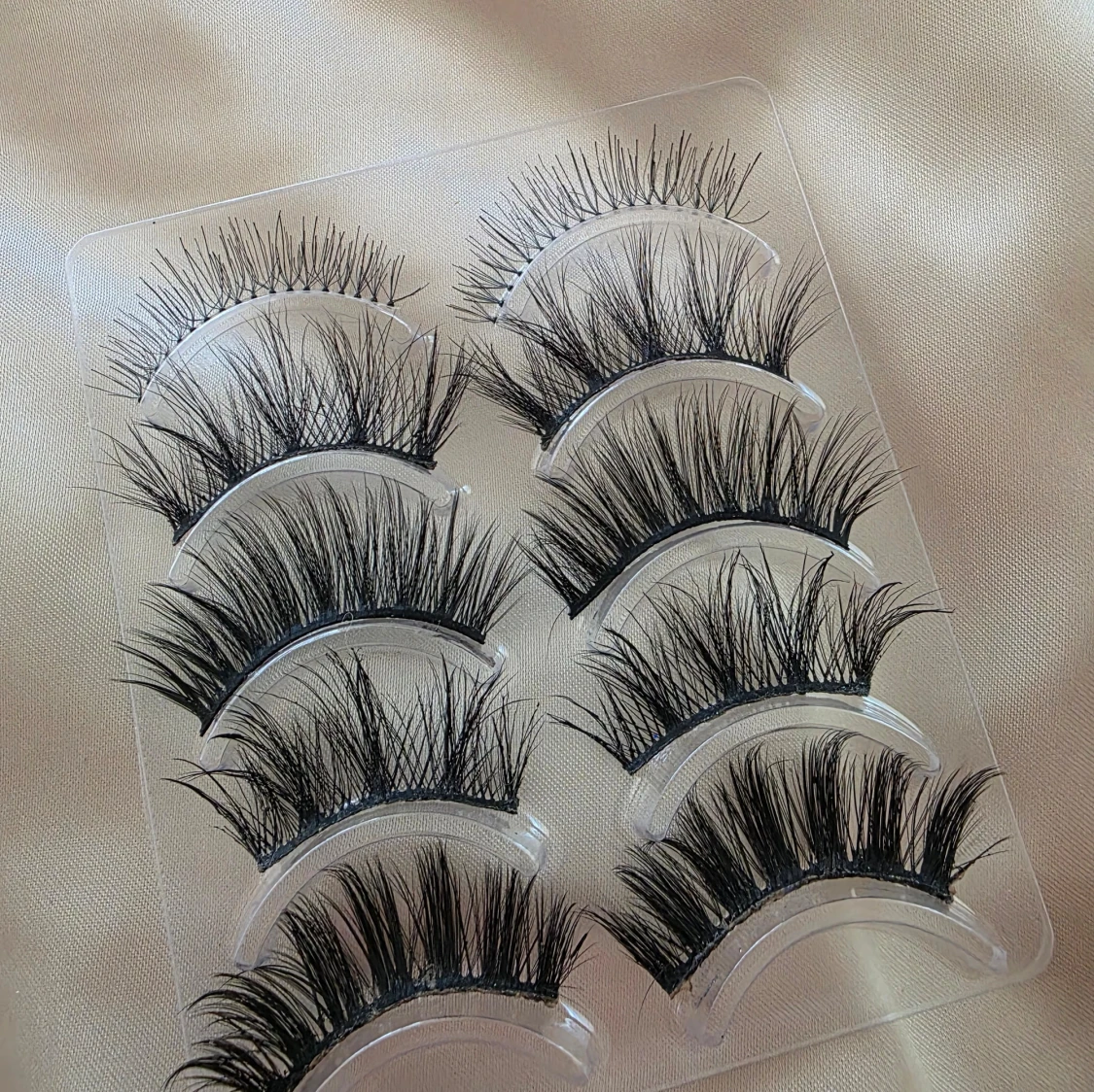 Svarta lösögonfransar i set