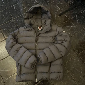 Colmar jacka - Säljer en riktigt snygg colmar jacka i storlek M. Har en defekt på vänster ficka o nån fläck men annars bra! Kom gärna med frågor!