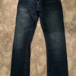 Nudie jeans - Snygga mörkblå jeans från Nudie Jeans med en klassisk femficksdesign!