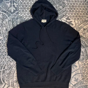 Soft Goat - 100% Kashmirhoodie - Säljer en stilren marinblå hoodie från Soft Goat! | Mycket fint skick! | Tyvärr krympt i tvätten och passar S/M | 100% Kashmir | Nypris: 3,690 SEK | Otroligt skönt material och passar till alla tillfällen! | Vid frågor eller funderingar finns jag i DM! 📩 Mvh CVB Closet
