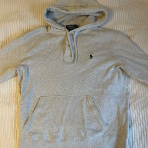 Unik Ralph Lauren Hoodie  - Tja, säljer denna supersnygga grå/cremefärgade Ralph Lauren hoodien i storlek S. Den har en piké liknande krage och ser ut som en blandning av den klassiska hoodien och den trendiga Denim & Supply kollektionen. Hoodien är i fint skick utan defekter. Pris kan diskuteras vid snabb affär och hör av er vid frågor 🙌| Mvh TAresell