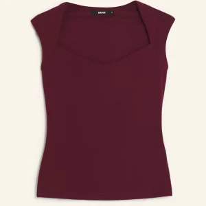 Vinröd ärmlös topp från Biktok - Snygg vinröd ärmlös topp från Biktok med en stilren design.  Knappt använt nypris 300kr säljer den för 150kr💕