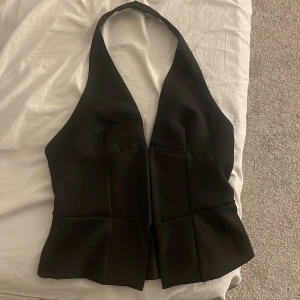 Svart topp - Aldrig använd utan säljer pga att den var för stor ❤️