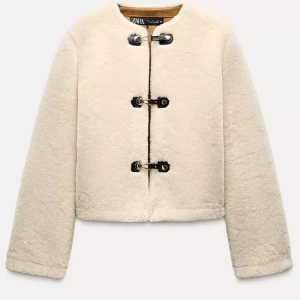 Beige jacka med duffelknappar från Zara - Snygg beige jacka från Zara med duffelknappar och fuskpälsfoder. Aldrig använd med prislappen kvar. Passar bra på dom som vanligtvis har storlek S. Nypris 559☺️