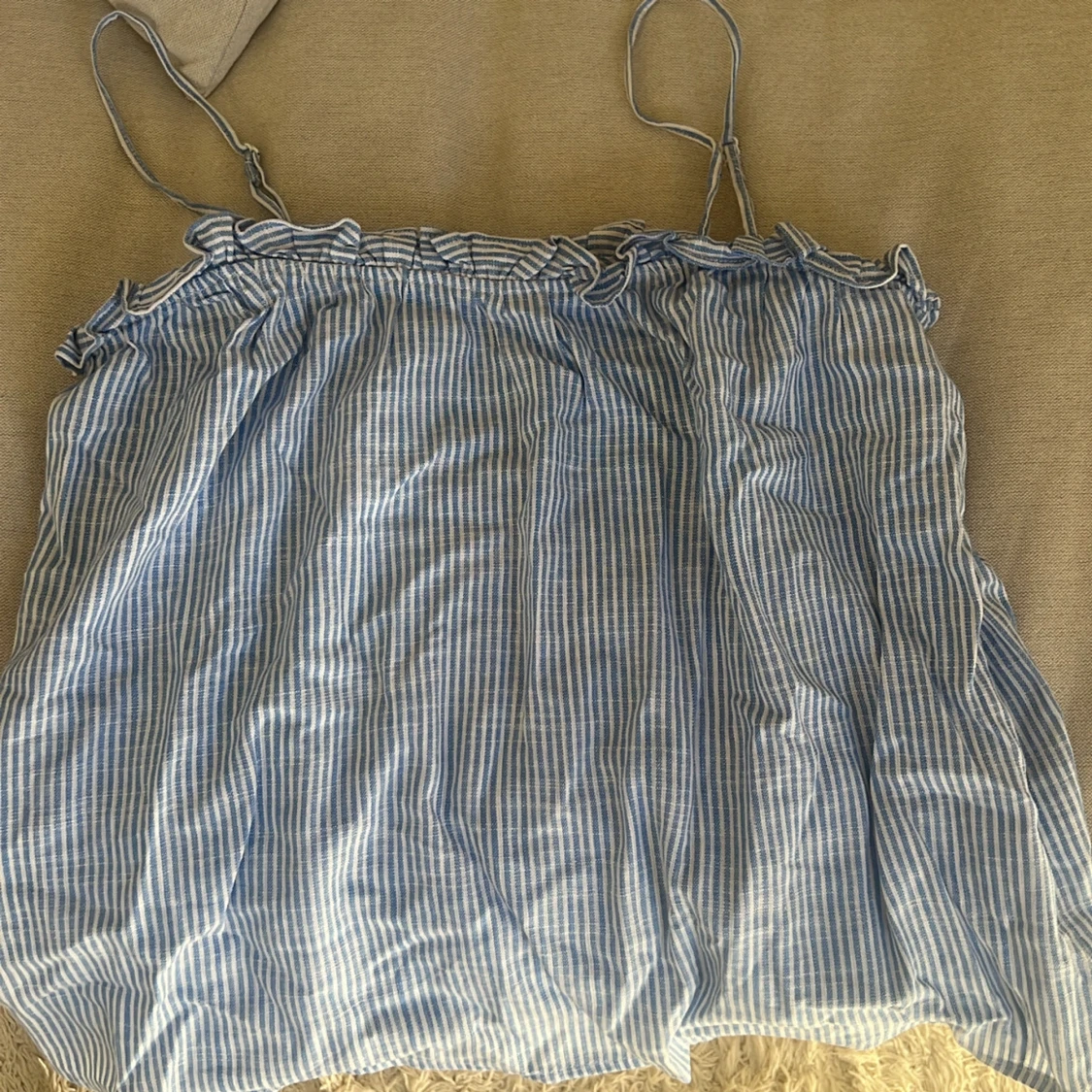 Blå- och vitrandig linnetopp