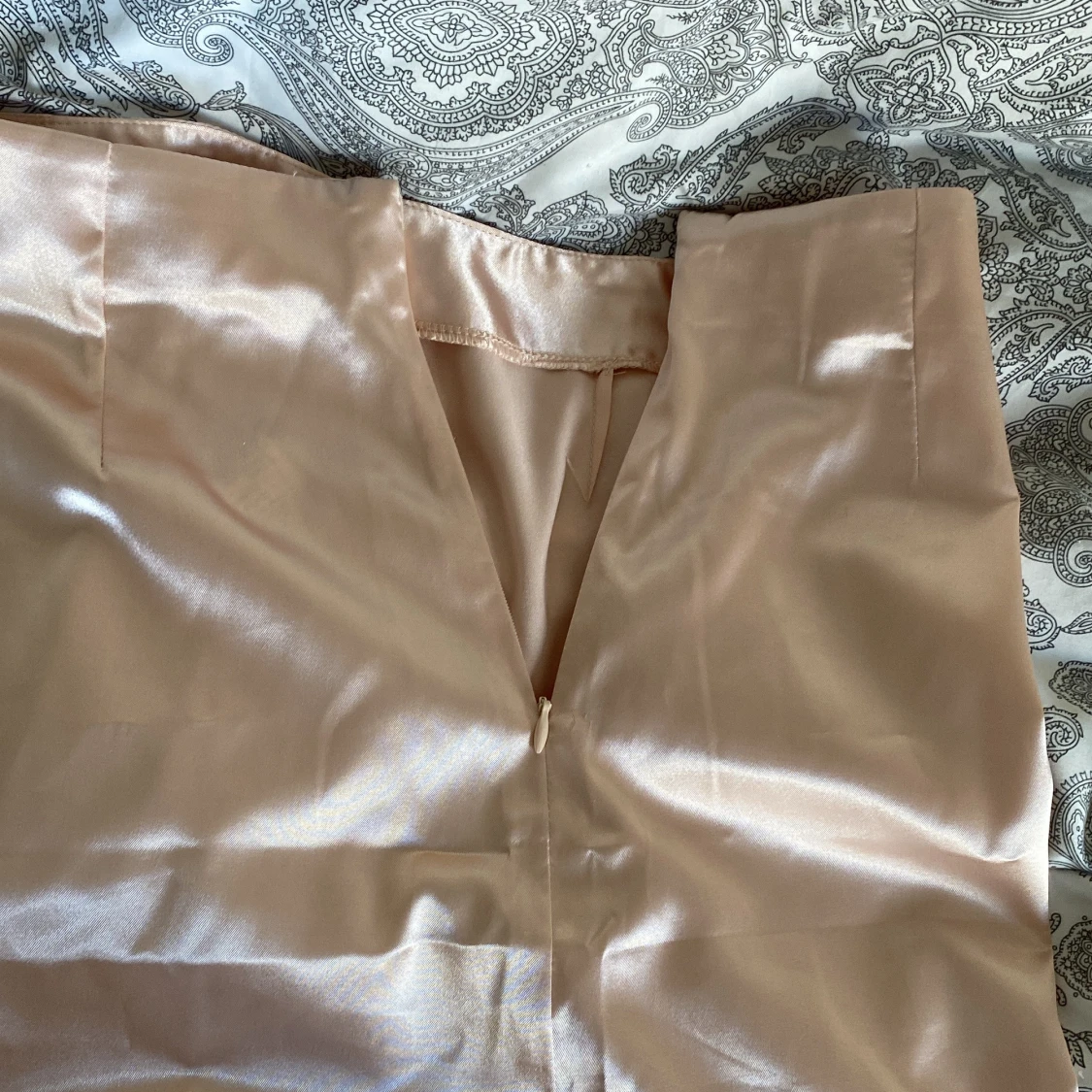 Champagnefärgad satin kjol - 2