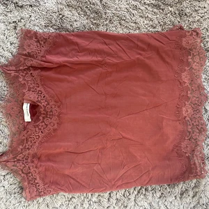 Spets linne  - Så fint spets linne i roströd färg❤️