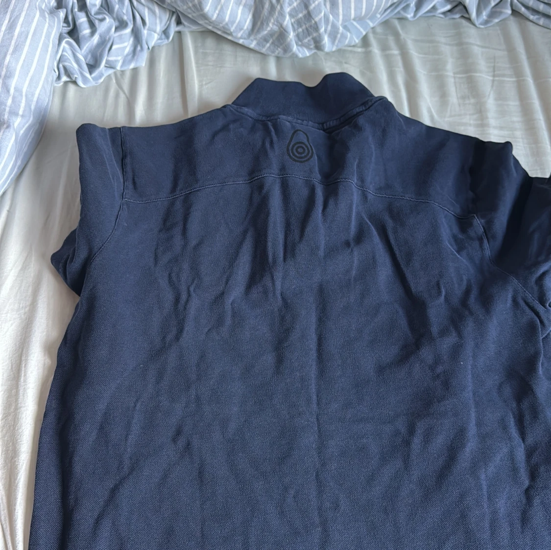 Mörkblå pikétröja från Sail Racing - 2