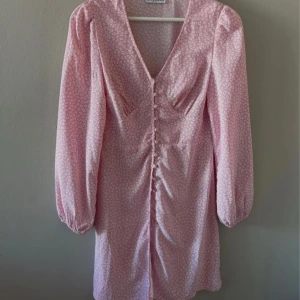 Rosa klänning med knappar - Söt rosa klänning som liknar adoore. Från Nelly i storlek xs men skulle säga att  den även passar s. Perfekt till midsommar eller fina tillställningar! Priset kan diskuteras vid snabb affär💞💞💞