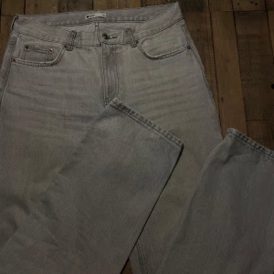 Grå jeans från Perfect Jeans - Snygga grå jeans från Perfect Jeans Gina Trivot med klassisk femficksdesign. De har en rak passform. Använda 5/10 gånger. 