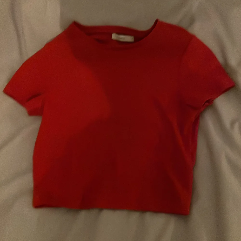 Säljer en snygg röd ribbad topp från Pigalle. Den har en enkel design med korta ärmar och en rund halsringning. 💘. Yläosat.
