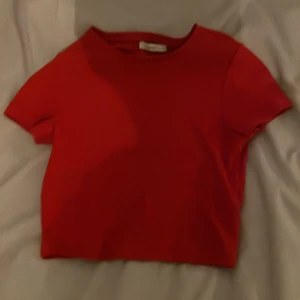 Röd ribbad topp från Pigalle - Säljer en snygg röd ribbad topp från Pigalle. Den har en enkel design med korta ärmar och en rund halsringning. 💘