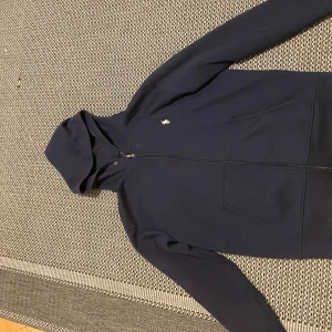 Ralph Lauren zip - Säljer denna Ralph Lauren zip hoodie i bra skick. Den är storlek M men passar S, inga defekter eller liknande. Pris kan diskuteras 
