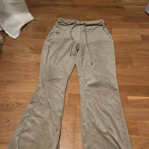 Beige mjukisbyxor från Gina Tricot - Säljer ett par bekväma beige mjukisbyxor från Gina Tricot i storlek XS. Byxorna har en loose passform med snören fram och fickor bak. De här byxorna matchar även till en tröja som finns på min profil