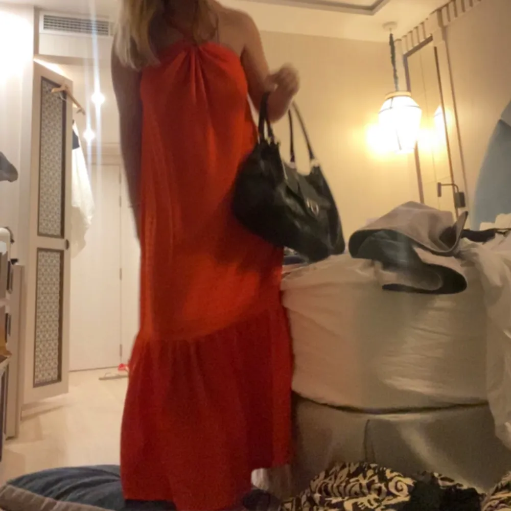 Säljer denna superfina orangea klännings köpt i en butik i Spanien.. Mekot.