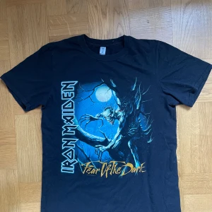 Svart Iron Maiden t-shirt - Cool svart t-shirt med Iron Maiden-tryck.