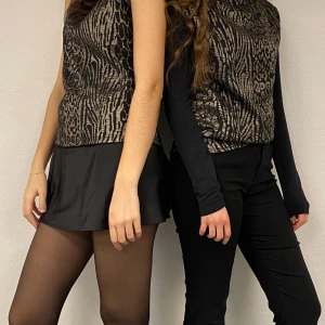 SPOTTED 001 - Handsydd topp gjord av handplockad återvunnet material. Skriv gärna byst- och midjemått för att få den skräddarsydd efter just dig🐆💕