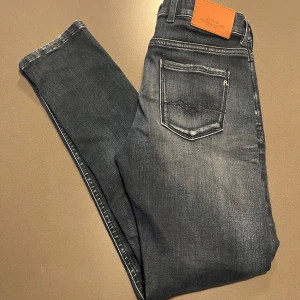 Replay jeans - Säljer dessa feta replay jeans med en sjukt snygg wash och slitningar från fabrik. Jeansen är i modellen Bronny. Size 152 som motsvarar cirka w27. Hör av er vid frågor och funderingar📩