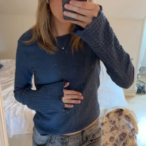 Blå ribbad tröja - Säljer en snygg blå ribbad tröja med lång ärm. Perfekt för en avslappnad stil och passar bra till jeans. Tröjan har en enkel design med en skön passform.🌸🫶🏼💞