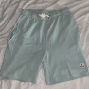 Ljusblå shorts från Moncler - Bra skick passar som L också