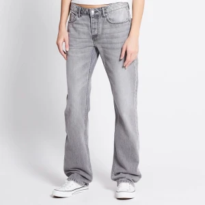 Grå jeans - ”Icon” jeansen ifrån lager. De är låga i midjan. Använda men inget som syns på dom💕