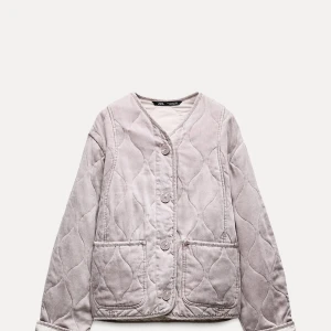 Vår jacka - Säljer nu världens sötaste vårjacka, köpt i höstas! Den finns inte längre kvar på deras hemsida. Den är knappt använd så som ny! Den är lite rosa/ljuslila i färgen, perfekt för vår🥰