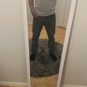 Gråa levis slim jeans  - Tjenare! Säljer dessa feta jeans ifrån Levis! Dom är i skick 10/10 har knappt använt dom! Priset går att diskutera, hör av er om ni har några frågor eller funderingar! 