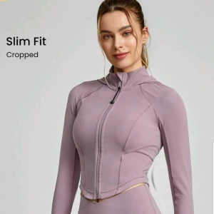 NY, Glowmode - Cropped hoodie - Ny i påse. Nypris 339 kr, fina recensioner online. Älskar Glowmode, men denna modell var tyvärr inte helt för mig. Feather fit. Fin dammlila/mauve färg - Liten i strl, mer en tight S! Skriv för mer info. ~ STOR rensning & erbjudanden i min shop ~