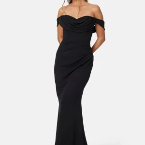 Svart offshoulder långklänning - Perfekt för balen! Aldrig använd, köpte flera och gjorde aldrig retur. DM för bilder 😊