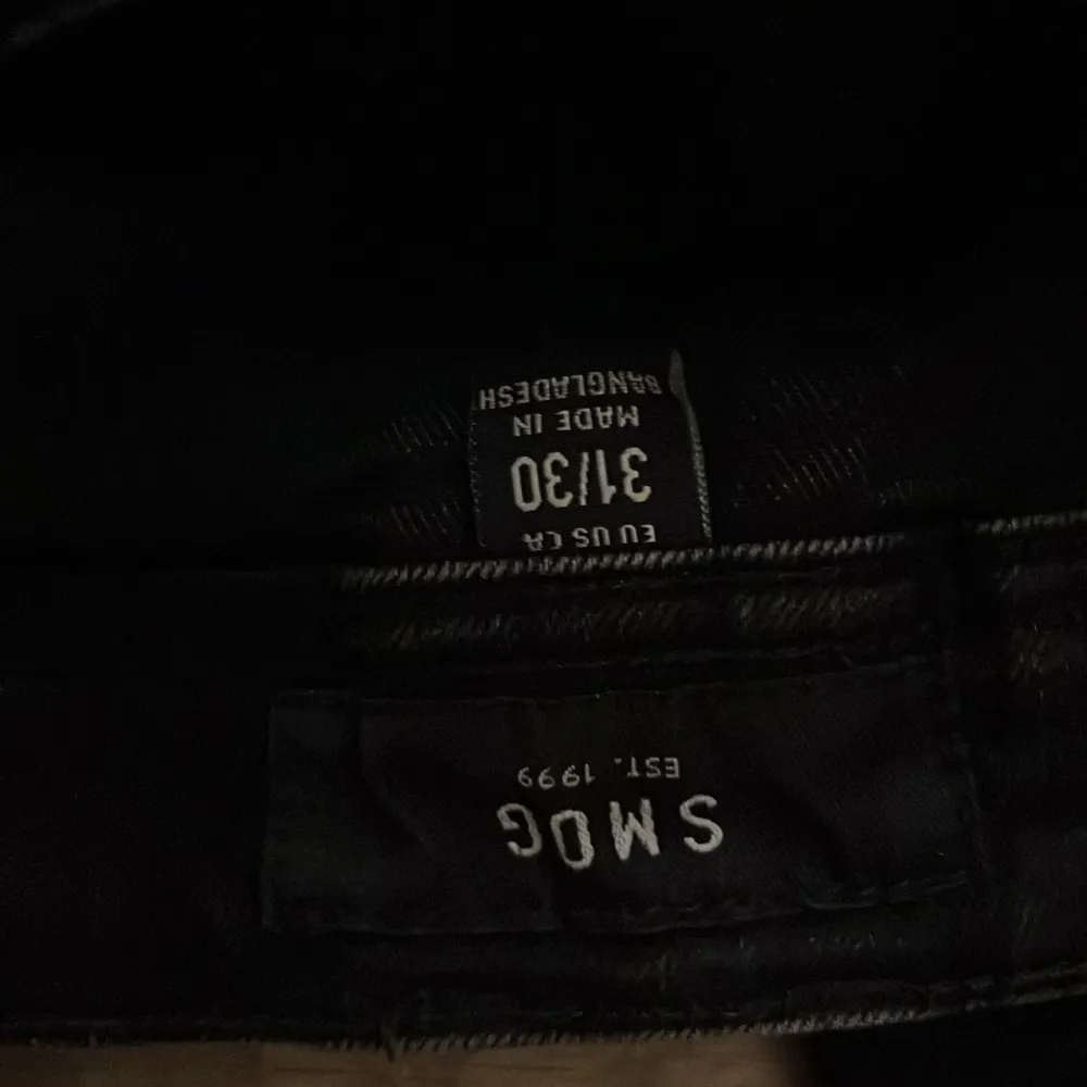 Snygga svarta jeansbyxor från SMOG med en klassisk design. Byxorna har en slim passform och är tillverkade i ett bekvämt material. Perfekta för en stilren look.. Farkut & Housut.