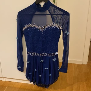 Blå konståkningsdräkt - Säljer en konståkningsdräkt som är använd 1 säsong💕skulle säga passar S/13-14 år💞