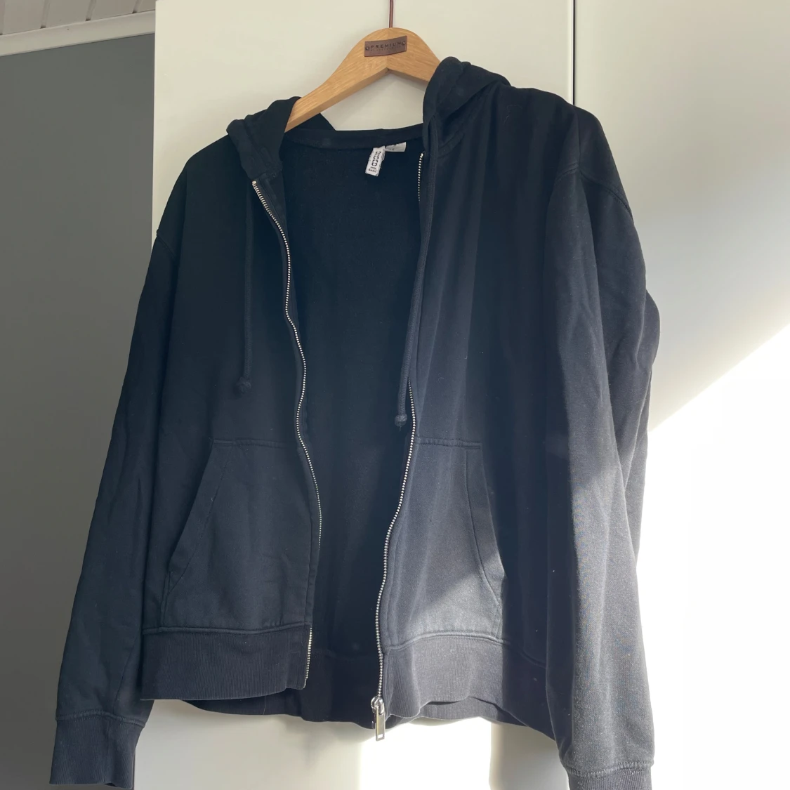 Svart hoodie från H&M Divided