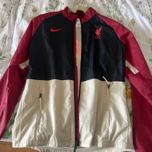 Nike jacka med LFC-logga - Säljer jacka från Nike med LFC-logga. Mycket bra skick, använd ett fåtal gånger. 