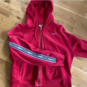 Kofta/sip up hoodie - Kofta/hoodie från Levis som är jättefin men söker den då jag inte riktigt använder den längre och måste rensa ut i min garderob. ❤️Skriv om ni har frågor eller vill ha fler bilder❤️